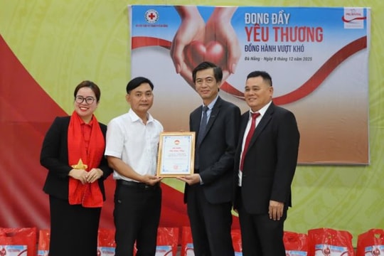 Prudential hỗ trợ các gia đình khó khăn chịu ảnh hưởng bão lũ tại thành phố Đà Nẵng