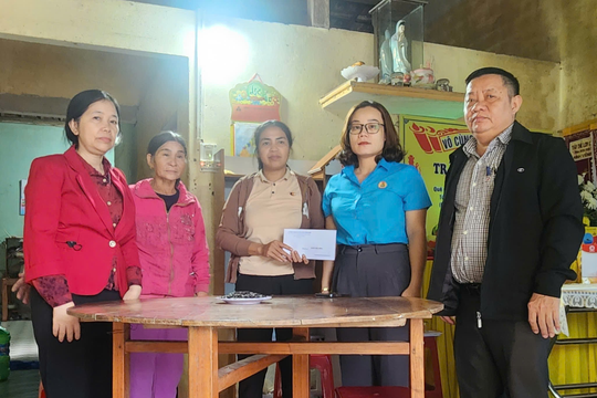 Công đoàn xã Núi Thành trao hỗ trợ gia đình đoàn viên qua đời do bệnh hiểm nghèo