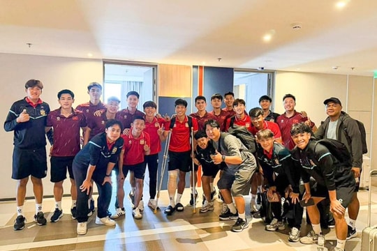 U22 Việt Nam hỗ trợ cầu thủ Lào bị gãy chân tại SEA Games 33