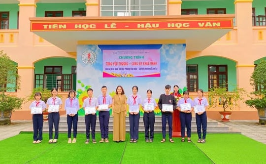 Phường Cẩm Lệ tặng 70 thẻ bảo hiểm y tế cho học sinh khó khăn
