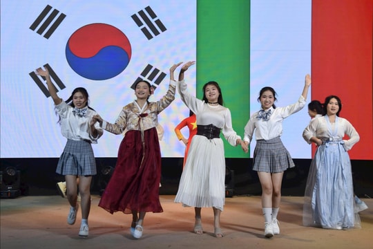 Bức tranh văn hóa đa sắc