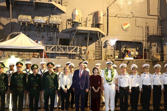 U.S. naval ships pay a friendly visit to Da Nang City