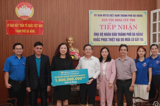 Tổng Công ty Hàng không Việt Nam trao tặng 1 tỷ đồng và 1.000 tấm chăn cho người dân Đà Nẵng bị thiệt hại  do thiên tai
