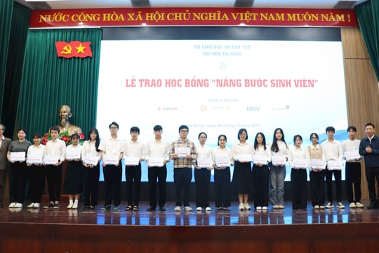 Đại học Đà Nẵng trao 290 triệu đồng học bổng “Nâng bước sinh viên”