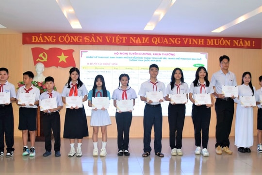 Khen thưởng thành tích của đoàn thể thao học sinh thành phố Đà Nẵng
