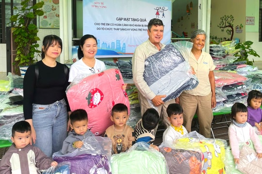 Tặng quà, bàn giao nhà hỗ trợ trẻ em và hộ khó khăn vùng thiên tai xã Thượng Đức, Duy Xuyên