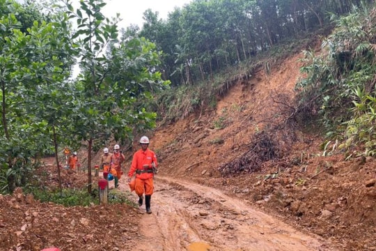 Nỗ lực đưa điện về thôn 6, xã Trà Leng trong những ngày cuối năm 2025