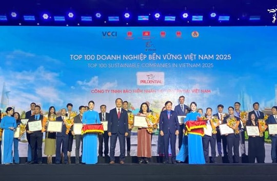 Prudential Việt Nam được vinh danh Top 100 Doanh nghiệp Phát triển Bền vững và Top 50 Doanh nghiệp Xuất sắc Việt Nam 2025
