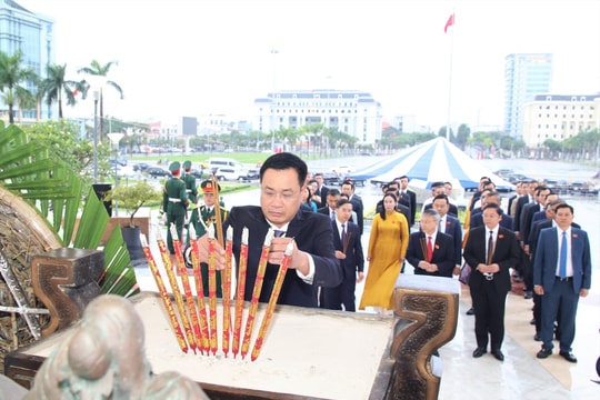 Đoàn đại biểu HĐND thành phố Đà Nẵng dâng hương tưởng niệm các anh hùng, liệt sĩ