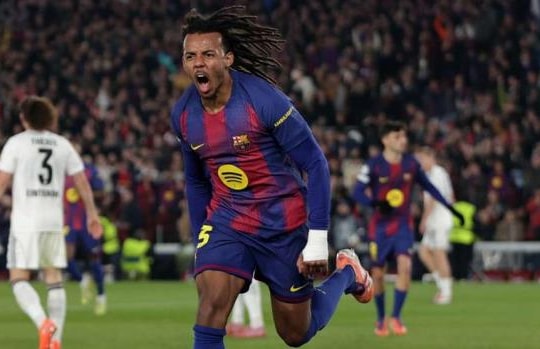 Kounde lập cú đúp, Barcelona ngược dòng kịch tính trước Frankfurt