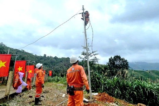 Nỗ lực kéo điện lên núi Ngọc Linh phục vụ đồng bào Ca Dong