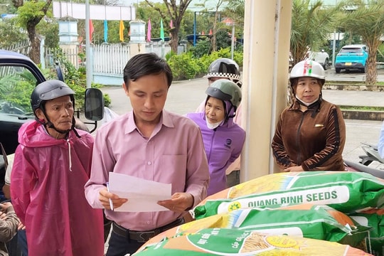 Trao 100 tấn lúa giống theo hình thức trợ giá cho nông dân