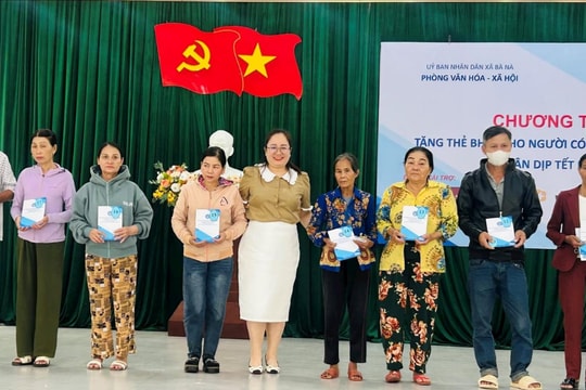 Xã Bà Nà tặng 30 thẻ bảo hiểm y tế cho hộ nghèo