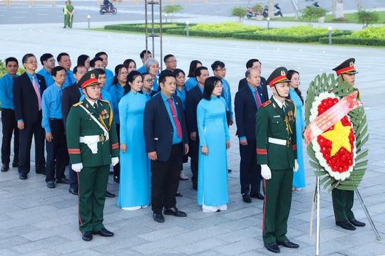Đoàn đại biểu Công đoàn thành phố dâng hương tưởng niệm các anh hùng liệt sĩ