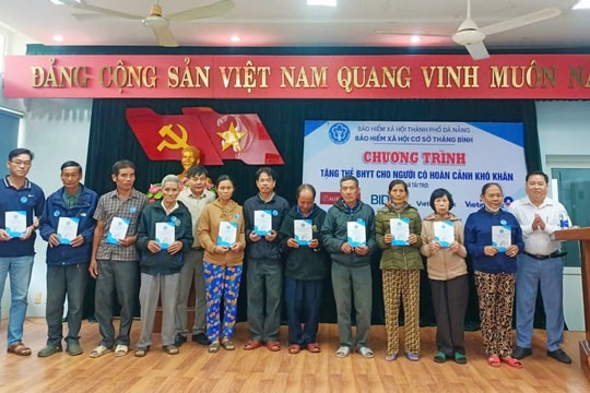 Bảo hiểm xã hội cơ sở Thăng Bình trao 120 thẻ bảo hiểm y tế cho người dân khó khăn