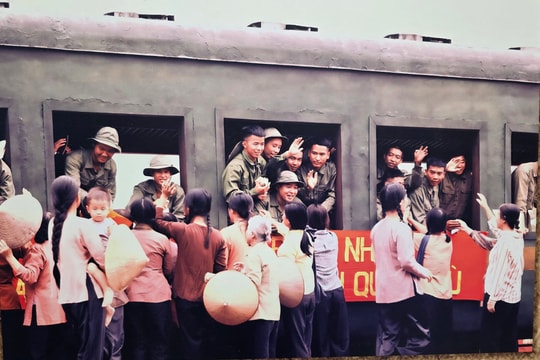 Tàu anh đi trong yêu thương chào đón"