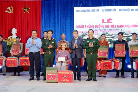 Binh chủng Tăng thiết giáp nhận phụng dưỡng 11 Bà mẹ Việt Nam anh hùng phường Điện Bàn Đông