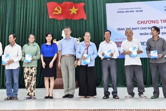 Tặng thẻ bảo hiểm y tế cho người khó khăn