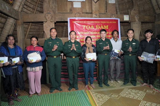 Bộ đội Biên phòng Đà Nẵng tuyên truyền pháp luật, hỗ trợ nhân dân xã Hùng Sơn