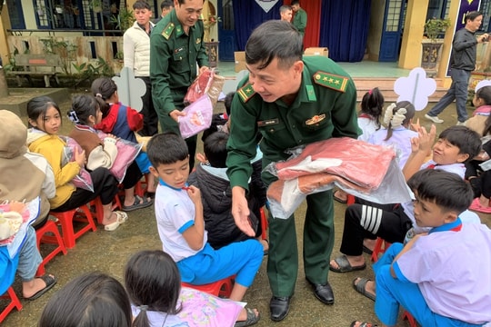 Trao nhiều suất quà hỗ trợ người dân khó khăn xã Đắc Pring