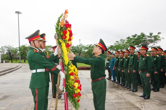 Đoàn công tác Bộ Tư lệnh Quân khu 5 dâng hương tưởng niệm các anh hùng liệt sĩ, Mẹ Việt Nam anh hùng