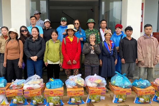 Trao hơn 1.000 suất quà cho người dân vùng biên giới bị ảnh hưởng mưa lũ