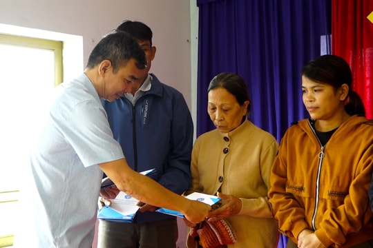 Tặng 50 thẻ bảo hiểm y tế cho người dân xã Quế Phước và Nông Sơn