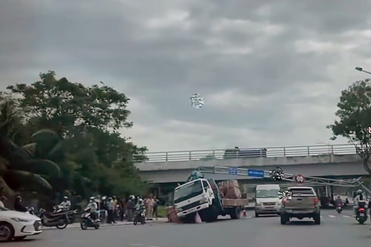 Xe vướng gầm cầu Tiên Sơn, lỗi "chủ quan" của tài xế