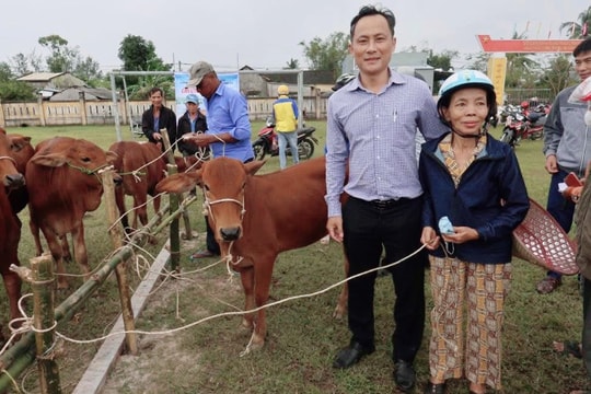 Trao sinh kế cho hộ nghèo