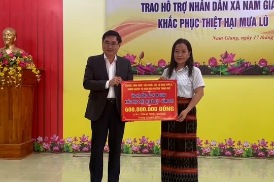 Trao 650 triệu đồng hỗ trợ xã Nam Giang khắc phục thiệt hại do mưa bão