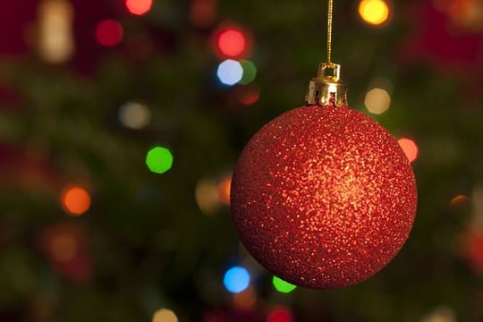 Bí quyết chụp ảnh quả châu Giáng sinh lung linh, tạo hiệu ứng bokeh