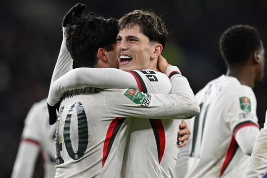Garnacho lập cú đúp, Chelsea giành vé bán kết Carabao Cup