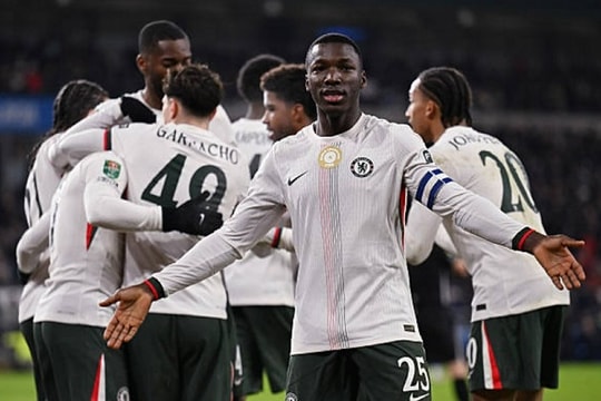 Moises Caicedo tỏa sáng, Chelsea giành vé vào bán kết EFL Cup