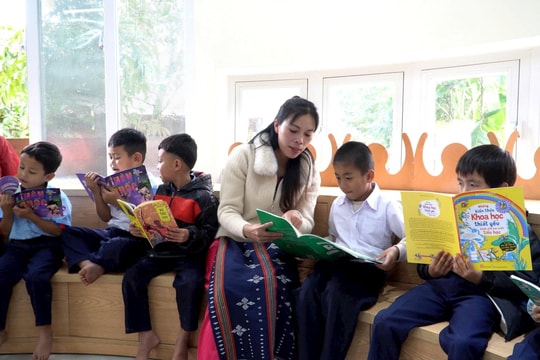 Bàn giao thư viện cho Điểm trường Alua, xã Tây Giang