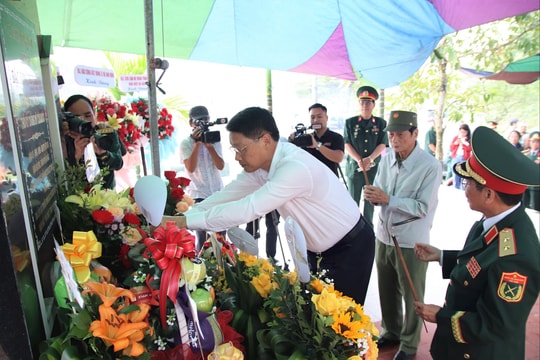 Dâng hương tưởng nhớ các anh hùng liệt sĩ và đồng bào hy sinh tại Khu di tích cách mạng xóm Chín Chủ