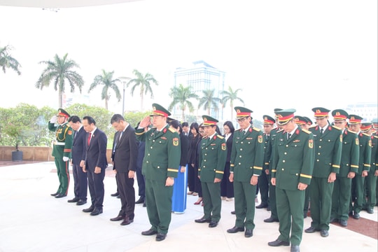 Lãnh đạo thành phố Đà Nẵng dâng hương tưởng niệm các anh hùng liệt sĩ