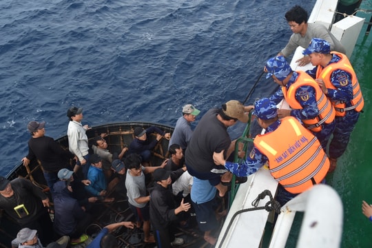 Tàu Cảnh sát biển tiếp nhận 52 thuyền viên tàu cá Đà Nẵng gặp nạn ở Trường Sa