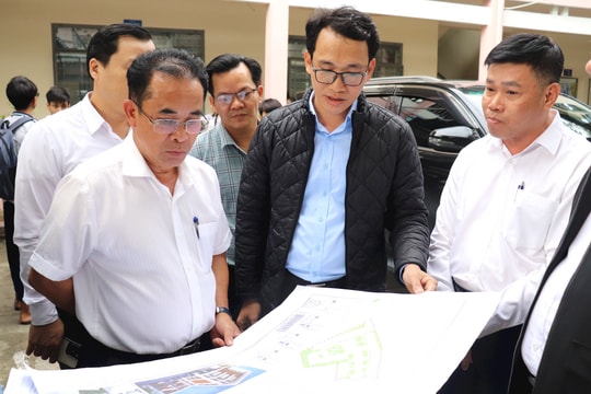 Phó Chủ tịch UBND thành phố Trần Anh Tuấn kiểm tra thực tế các dự án trường học