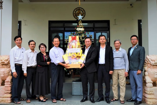 Chủ tịch Ủy ban MTTQ Việt Nam thành phố Lê Trí Thanh thăm, chúc mừng Giáng sinh