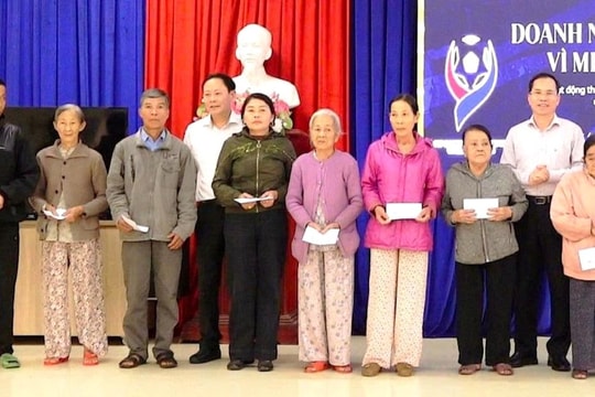 Doanh nghiệp tại Thành phố Hồ Chí Minh trao quà hỗ trợ hộ gia đình khó khăn tại xã Phú Ninh