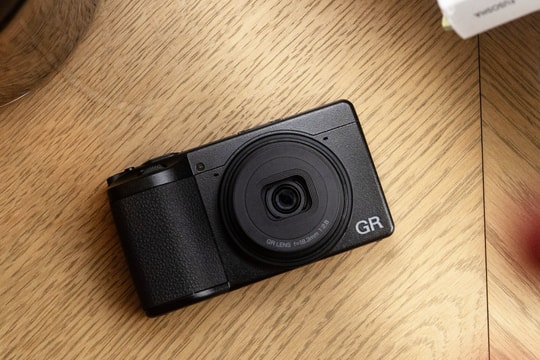 Ricoh GR IV HDF ra mắt: Máy ảnh nhỏ gọn với bộ lọc khuếch tán độc đáo