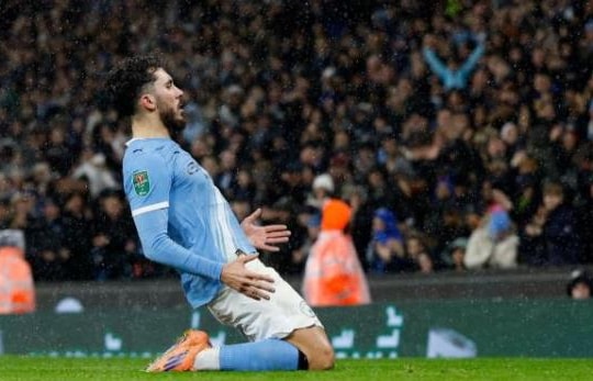 Rayan Cherki lập siêu phẩm, Man City vào bán kết EFL Cup
