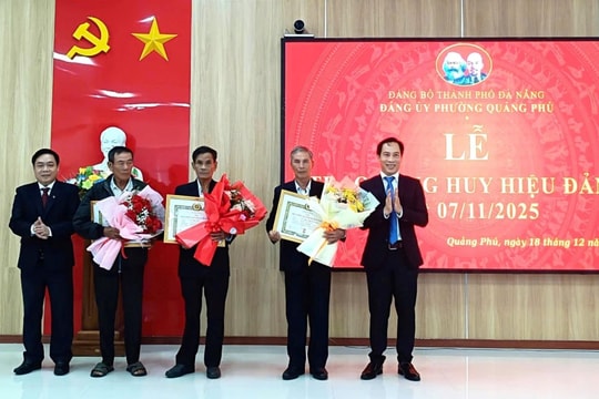 Phường Quảng Phú trao Huy hiệu đảng cho 12 đảng viên