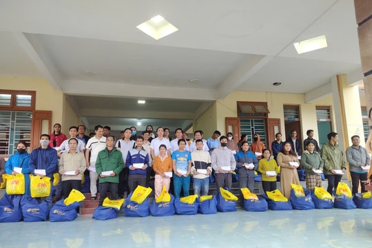 Đoàn công tác HĐND thành phố Đà Nẵng trao 250 suất quà cho người dân xã Đông Giang