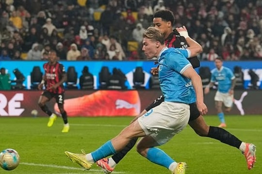 Rasmus Hojlund rực sáng giúp Napoli đánh bại AC Milan 2-0