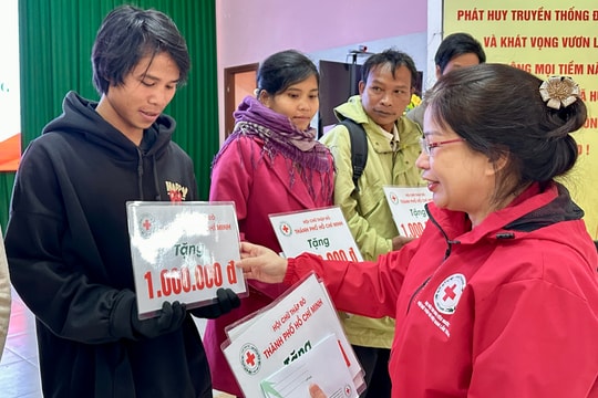 Hội Chữ thập đỏ Thành phố Hồ Chí Minh hỗ trợ người dân xã Hùng Sơn khắc phục hậu quả thiên tai