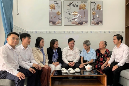 Lãnh đạo Ủy ban MTTQ Việt Nam thành phố Đà Nẵng thăm, tặng quà cựu tù chính trị Côn Đảo