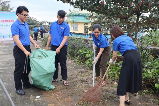 Tuổi trẻ Đà Nẵng ra quân làm sạch môi trường biển