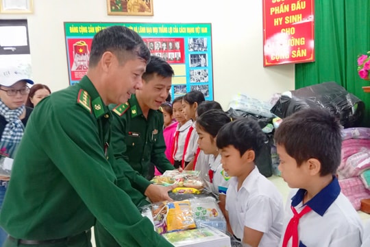 Trao quà hơn 600 triệu đồng cho người dân, học sinh xã Đắc Pring