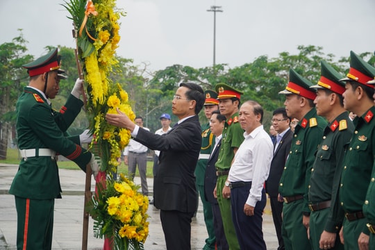 Chủ tịch UBND thành phố Đà Nẵng Phạm Đức Ấn dâng hương tri ân các anh hùng liệt sĩ, Bà mẹ Việt Nam anh hùng